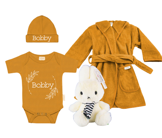 Cadeaupakket voor de geboorte van een baby, met een badjas romper, muts met naam en Nijntje knuffel.