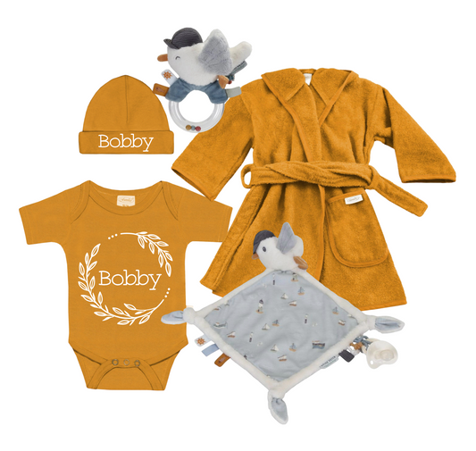 Cadeau pakket voor de geboorte van een baby gevuld met een romper en babymutsje met naam, badjes, rammelaar van Little Dutch en knuffeldoekje van Litte Dutch.