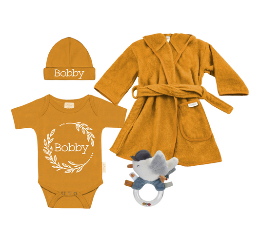 Cadeau pakket voor de geboorte van een baby gevuld met een romper en babymutsje met naam, badjes rammelaar van Little Dutch. 