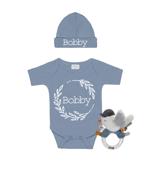 Cadeau pakket voor de geboorte van een baby gevuld met een romper en babymutsje met naam, badjes, rammelaar van Little Dutch  knuffeldoekje van Little Dutch.