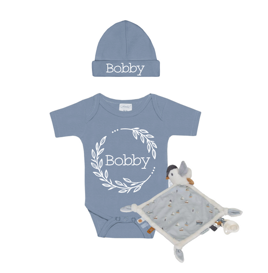 Cadeau pakket voor de geboorte van een baby gevuld met een romper en babymutsje met naam, badjes, rammelaar van Little Dutch  knuffeldoekje van Little Dutch.