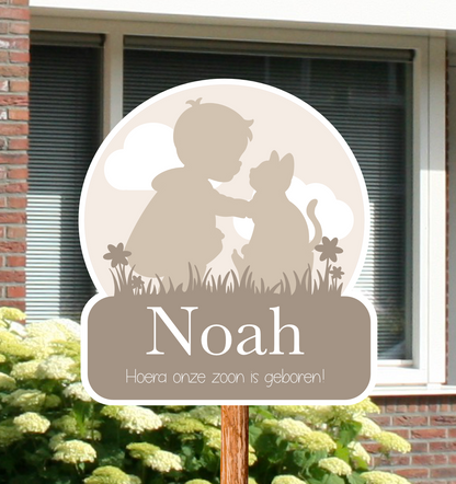 Geboortebord voor in de tuin met het silhouet van een jongetje die een kat aait.