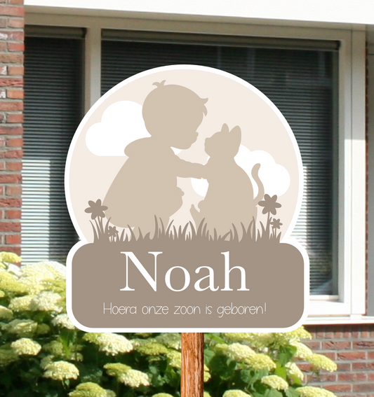 Geboortebord voor in de tuin met het silhouet van een jongetje die een kat aait.