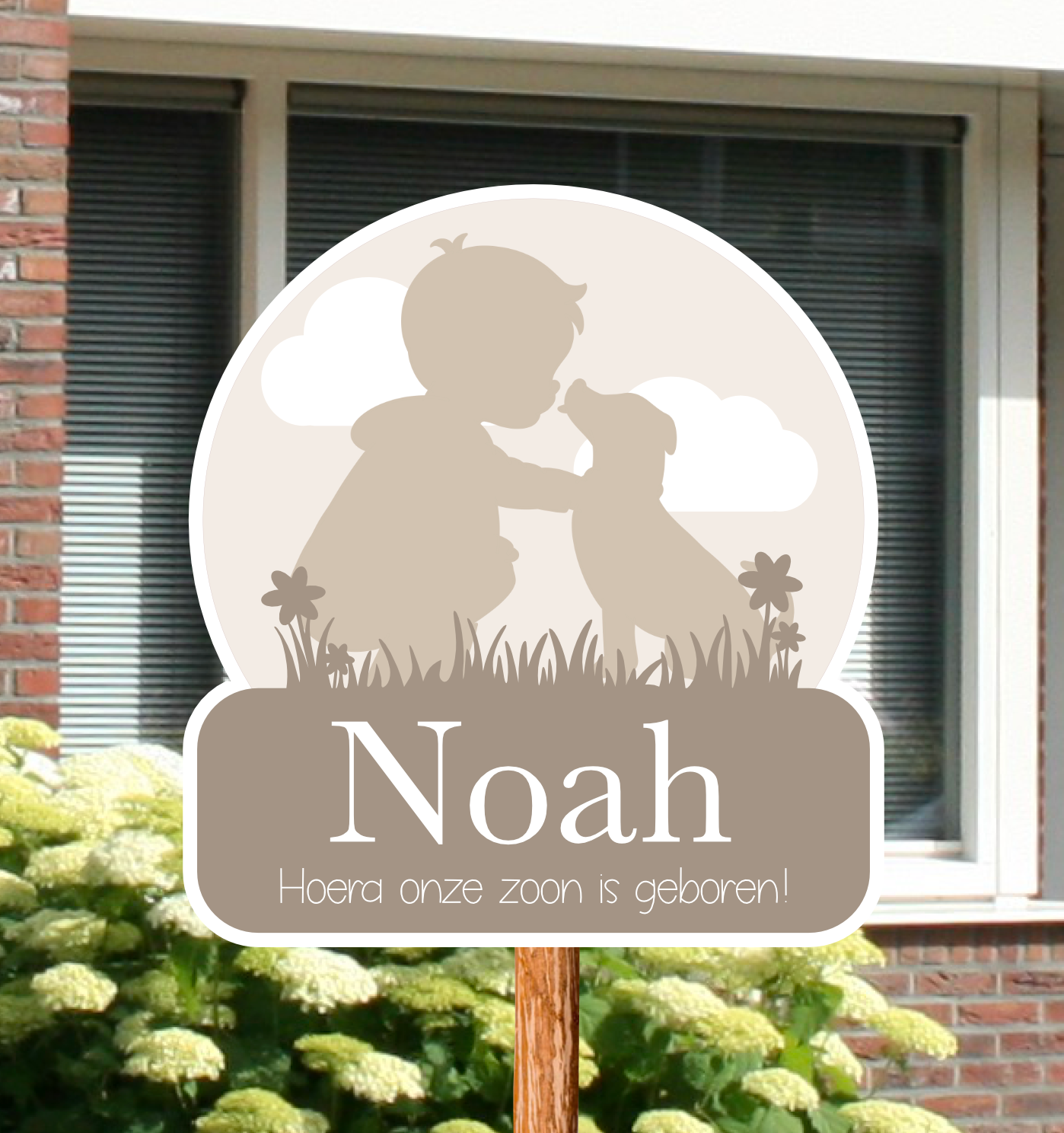 Geboortebord voor in de tuin met het silhouet van een jongetje die een hondje aait.