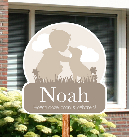 Geboortebord voor in de tuin met het silhouet van een jongetje die een hondje aait.
