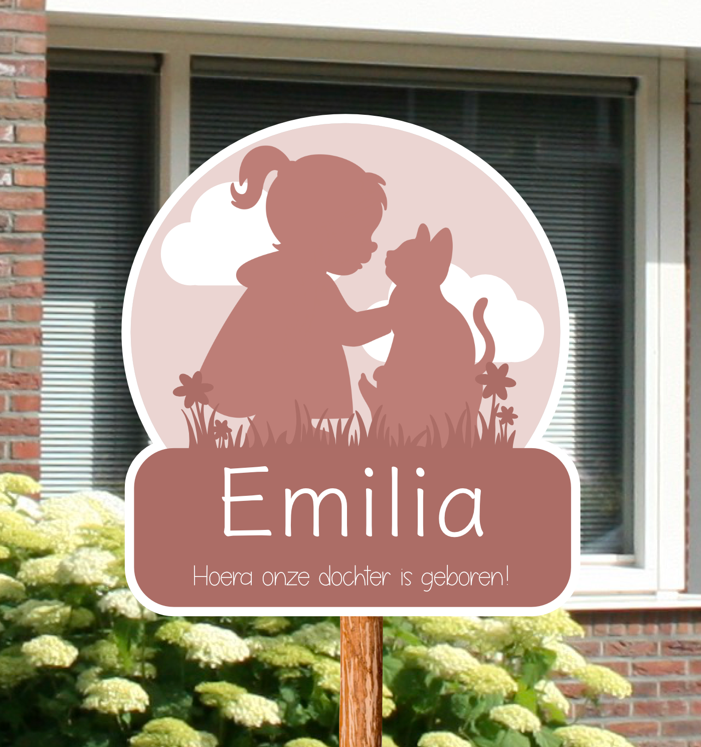 Geboortebord voor in de tuin van een silhouet van een meisje met een kat