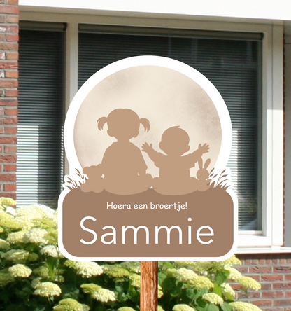 Geboortebord voor in de tuin met de afbeelding van een silhouet van een broertje met zijn zus