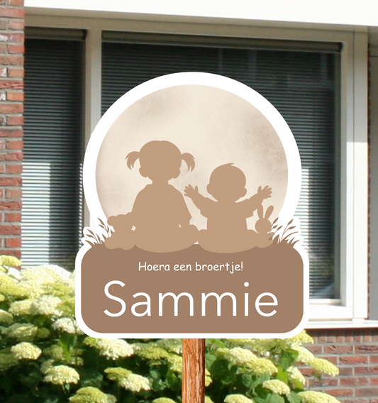 Geboortebord voor in de tuin met de afbeelding van een silhouet van een broertje met zijn zus