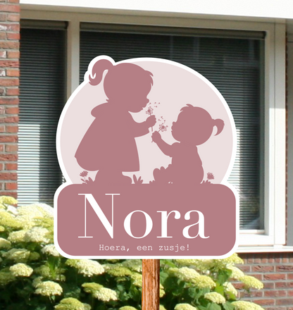 Geboortebord voor in de tuin met naam en de silhouetten van twee zusjes.