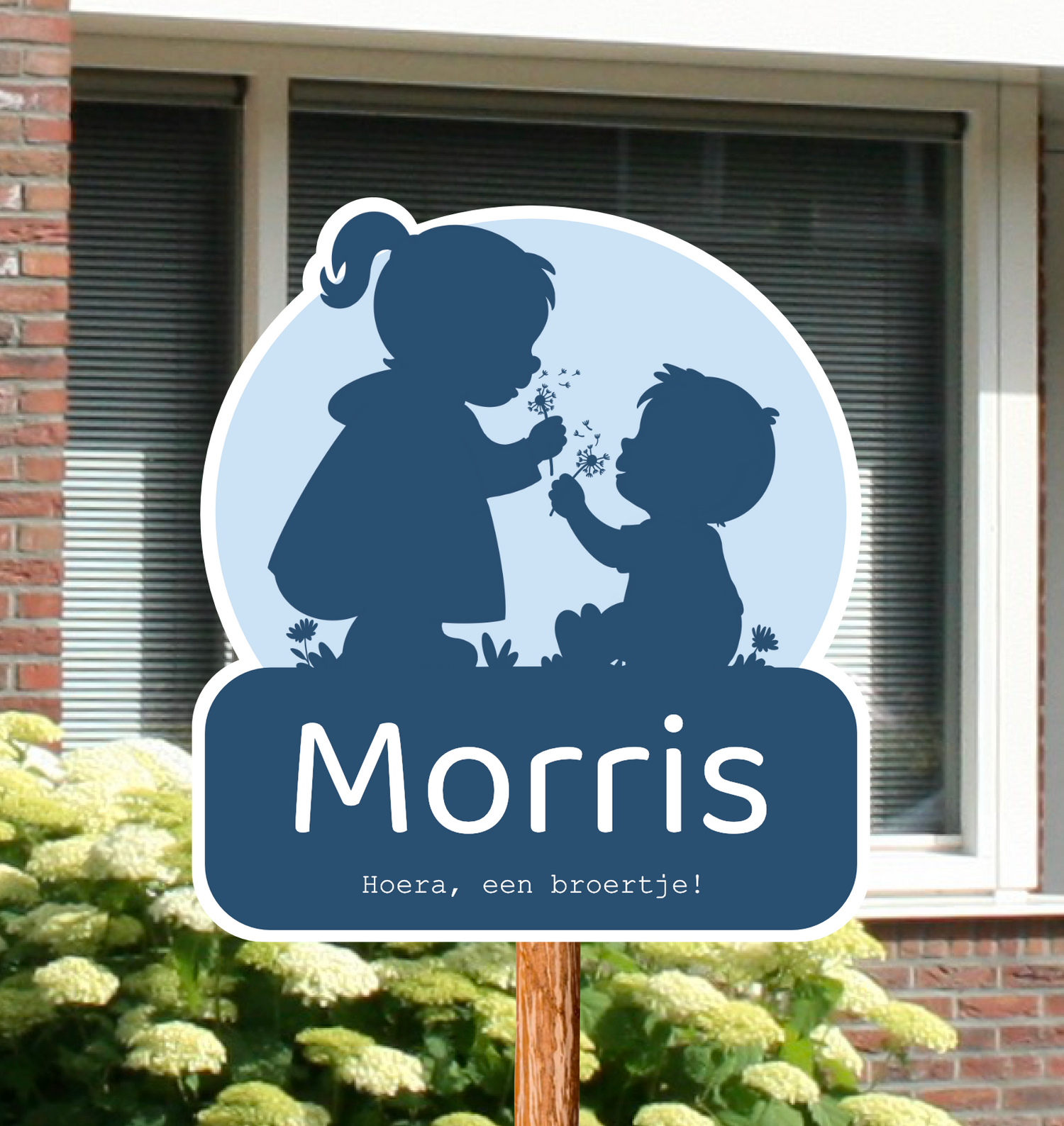 Silhouet geboortebord voor in de tuin, een broer, zus geboortebord gepersonaliseerd met naam.