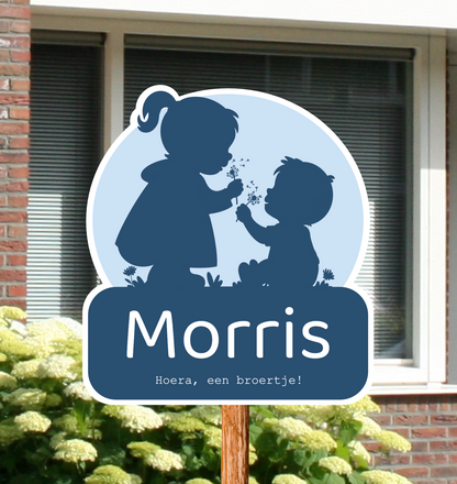 Silhouet geboortebord voor in de tuin, een broer, zus geboortebord gepersonaliseerd met naam.