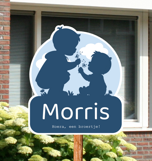 Silhouet geboortebord voor in de tuin, een broer, zus geboortebord gepersonaliseerd met naam.