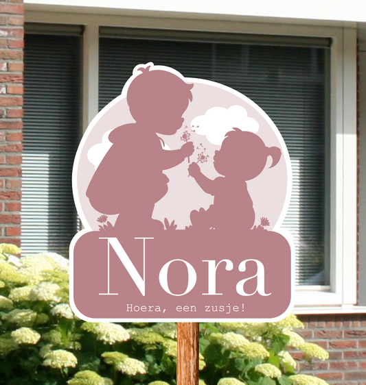 Silhouet geboortebord voor in de tuin, een broer, zus geboortebord geprsonaliseerd met naam.