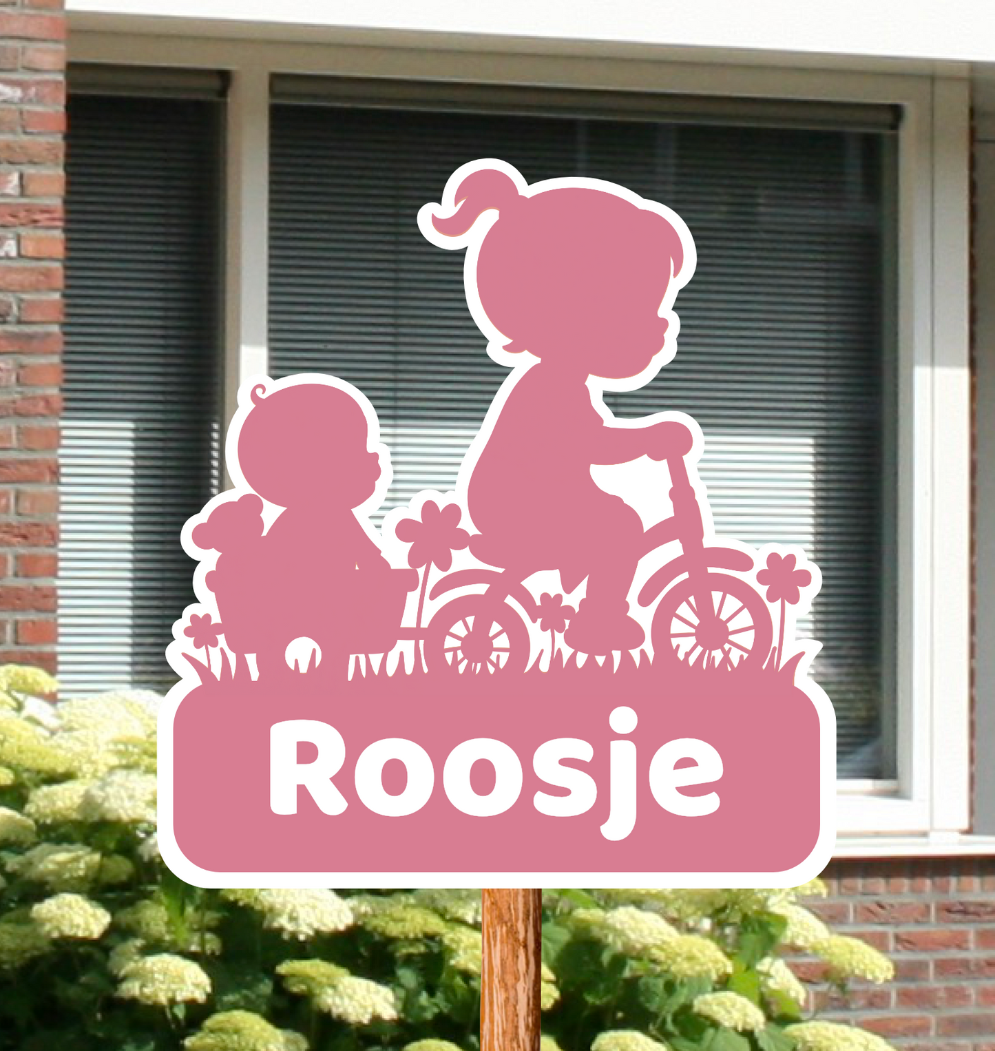 Geboortebord met het silhouet van een meisje met haar zusje.