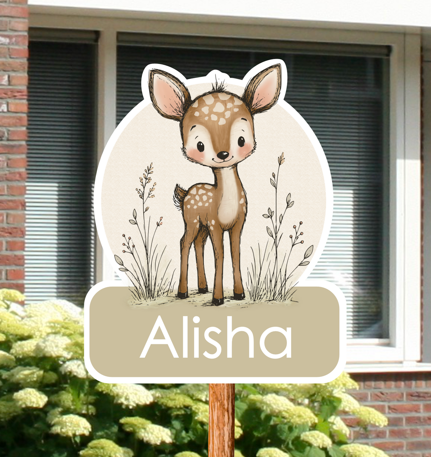 Geboortebord voor in de tuin met naam en de afbeelding van een schattig hertje