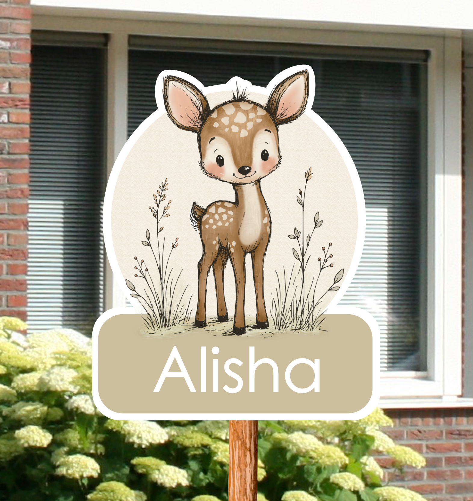 Geboortebord voor in de tuin met naam en de afbeelding van een schattig hertje