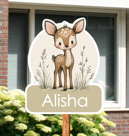 Geboortebord voor in de tuin met naam en de afbeelding van een schattig hertje