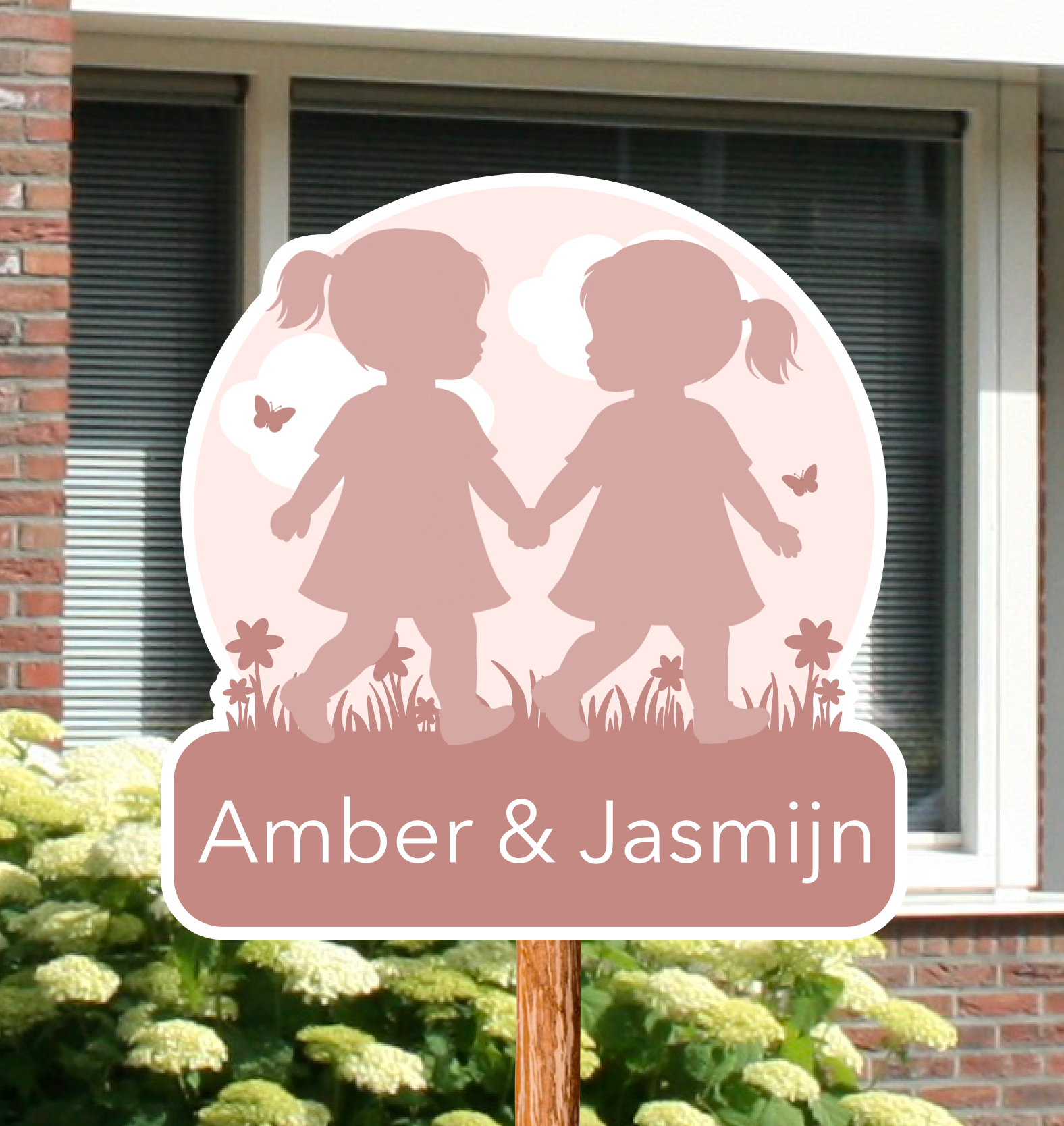 Geboortebord voor in de tuin met het silhouet van een tweeling, twee meisjes. Gepersonaliseerd met naam