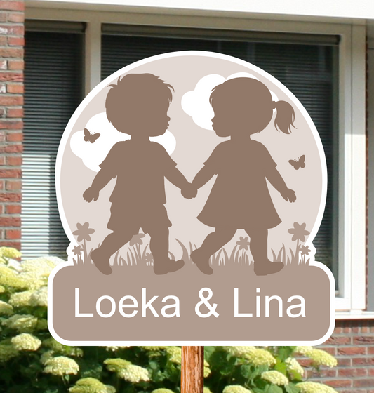 Geboortebord voor in de tuin met het silhouet van een tweeling, twee meisjes. Gepersonaliseerd met naam