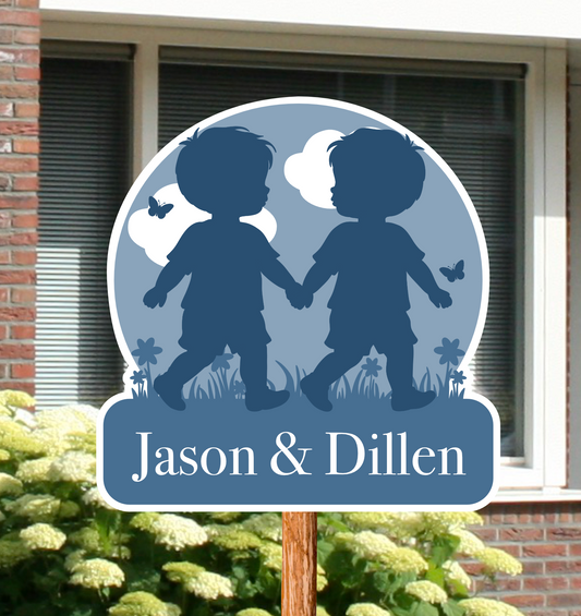 Geboortebord voor in de tuin met het silhouet van een tweeling, twee jongens. Gepersonaliseerd met naam