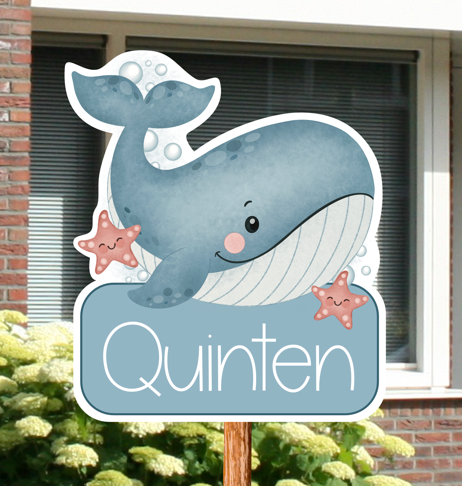 Heel leuk geboortebord voor in de tuin van een walvis, zeer geschikt voor de geboorte van een jongen. Dit geboortebord is naar wens te personaliseren met naam.