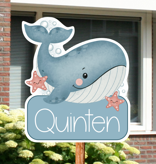 Heel leuk geboortebord voor in de tuin van een walvis, zeer geschikt voor de geboorte van een jongen. Dit geboortebord is naar wens te personaliseren met naam.