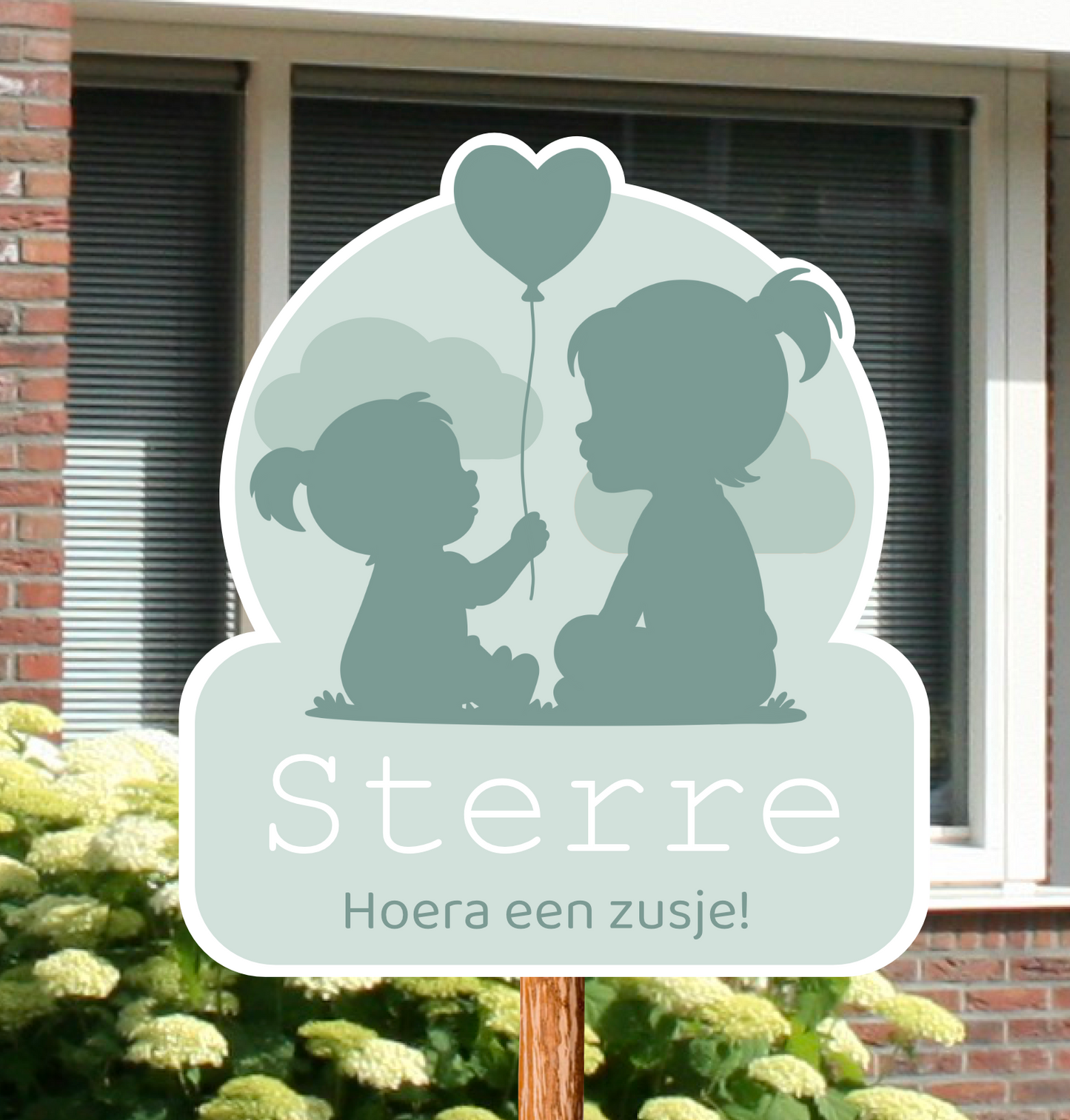 Geboortebord voor in de tuin met naam en de silhouetten van een meisje met haar zusje.
