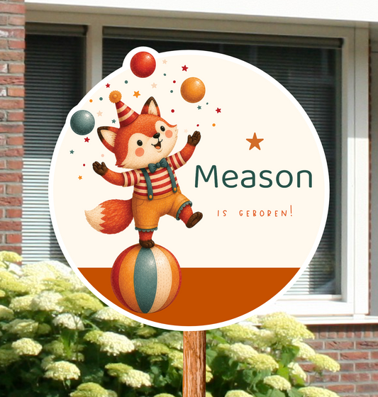 Rond geboortebord voor in de tuin gepersonaliseerd met naam en de afbeelding van een vos die jongleert.