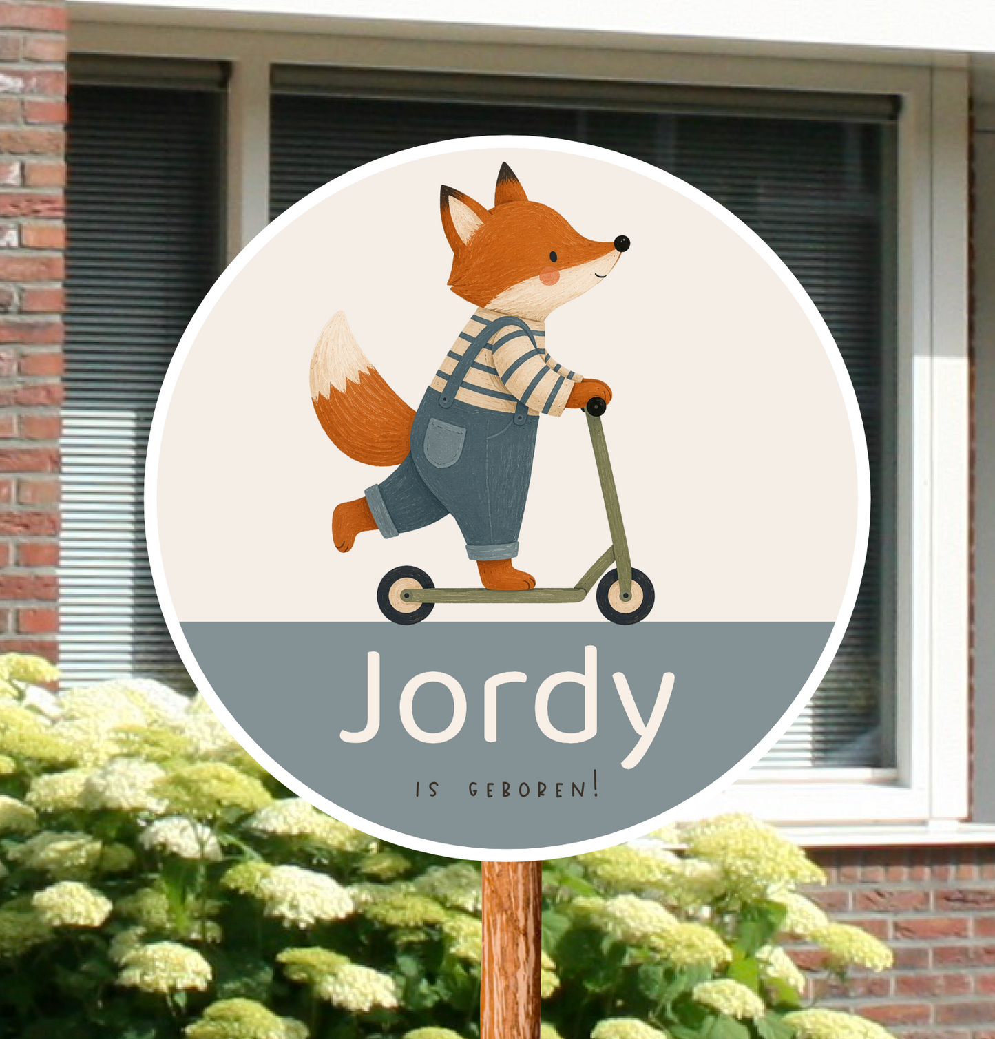 Rond geboortebord voor in de tuin met een schattige vosje op een step met  naam. – Scandinavische tekenstijl