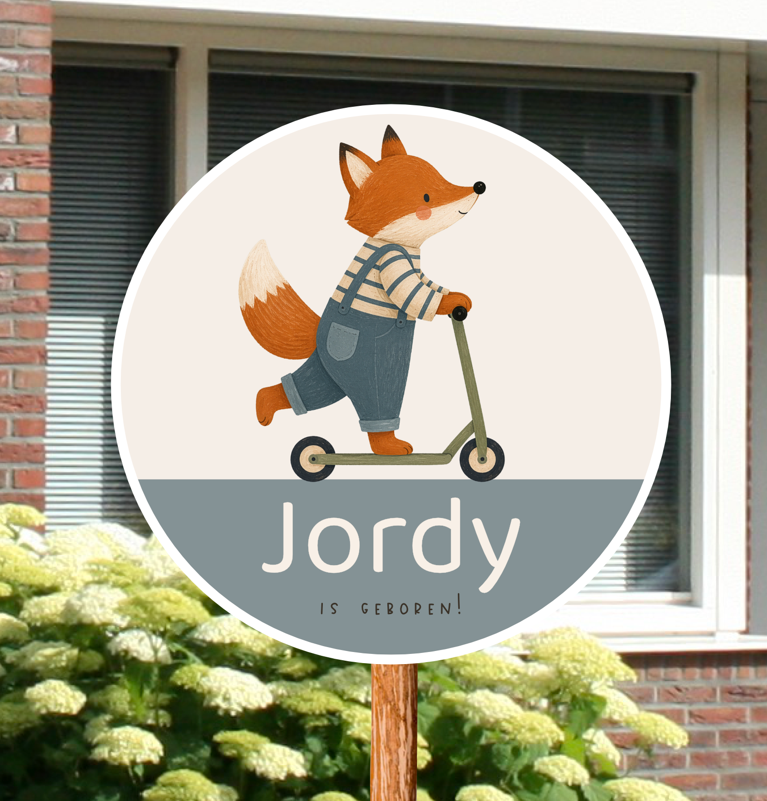 Rond geboortebord voor in de tuin met een schattige vosje op een step met  naam. – Scandinavische tekenstijl