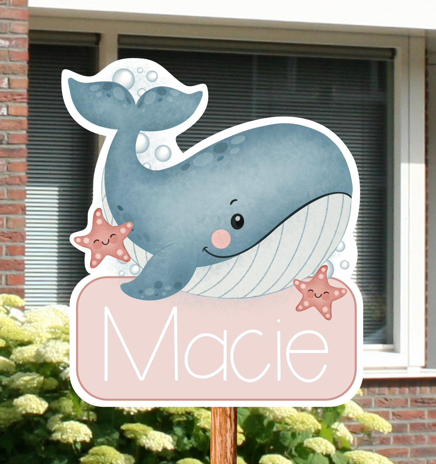 Heel leuk geboortebord voor in de tuin van een walvis, zeer geschikt voor de geboorte van een jongen. Dit geboortebord is naar wens te personaliseren met naam.