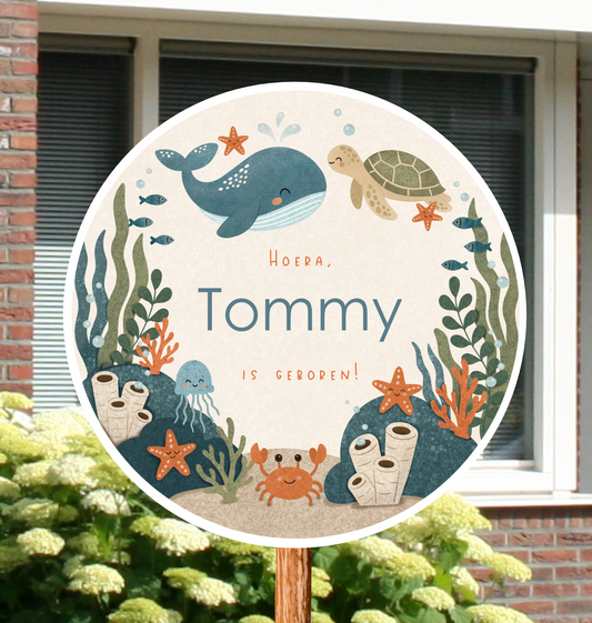 Rond geboortebord voor in de tuin, gepersonaliseerd met naam en een onderwaterwereld thema.