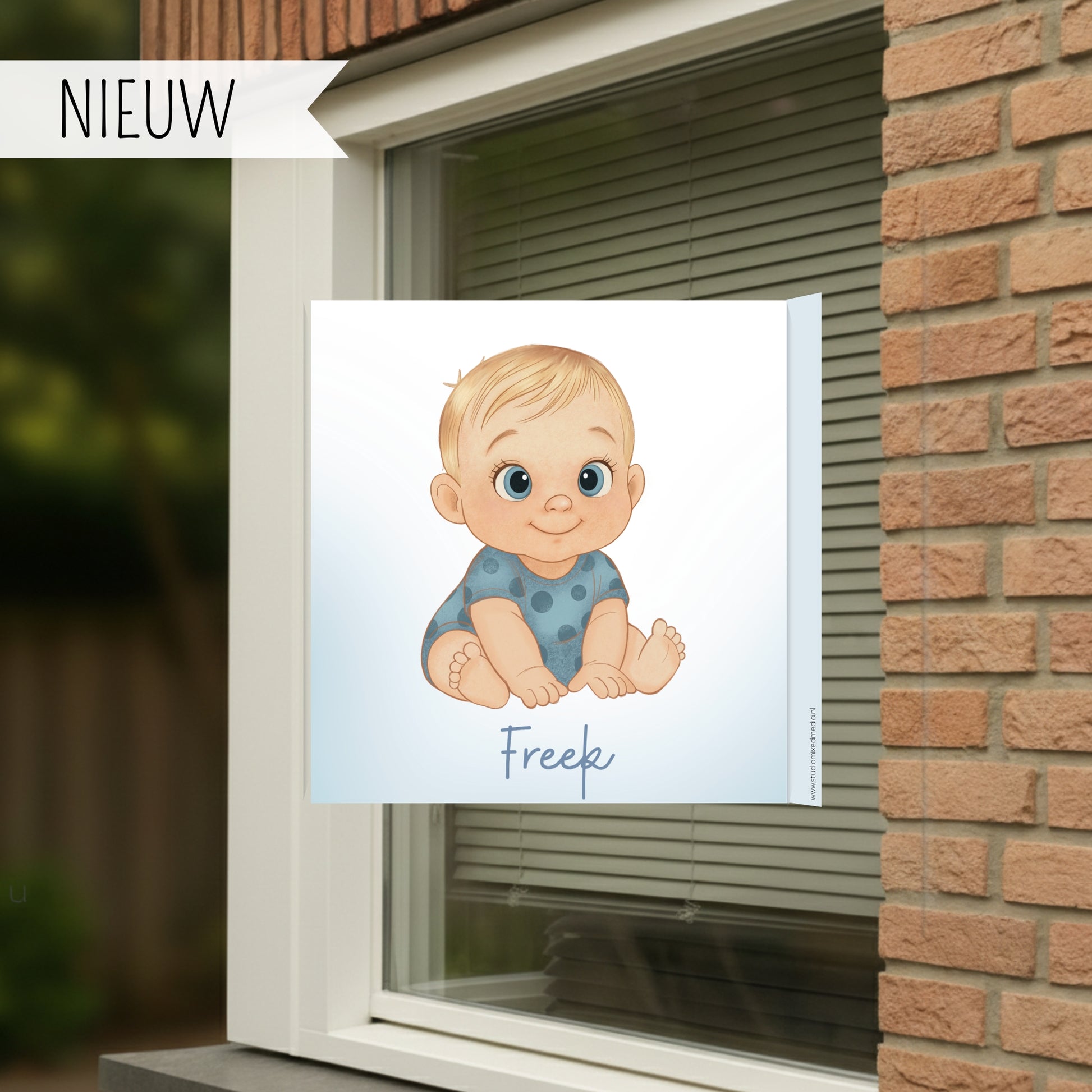 Geboortebord voor op het raam met naam en de afbeelding van een jongetje