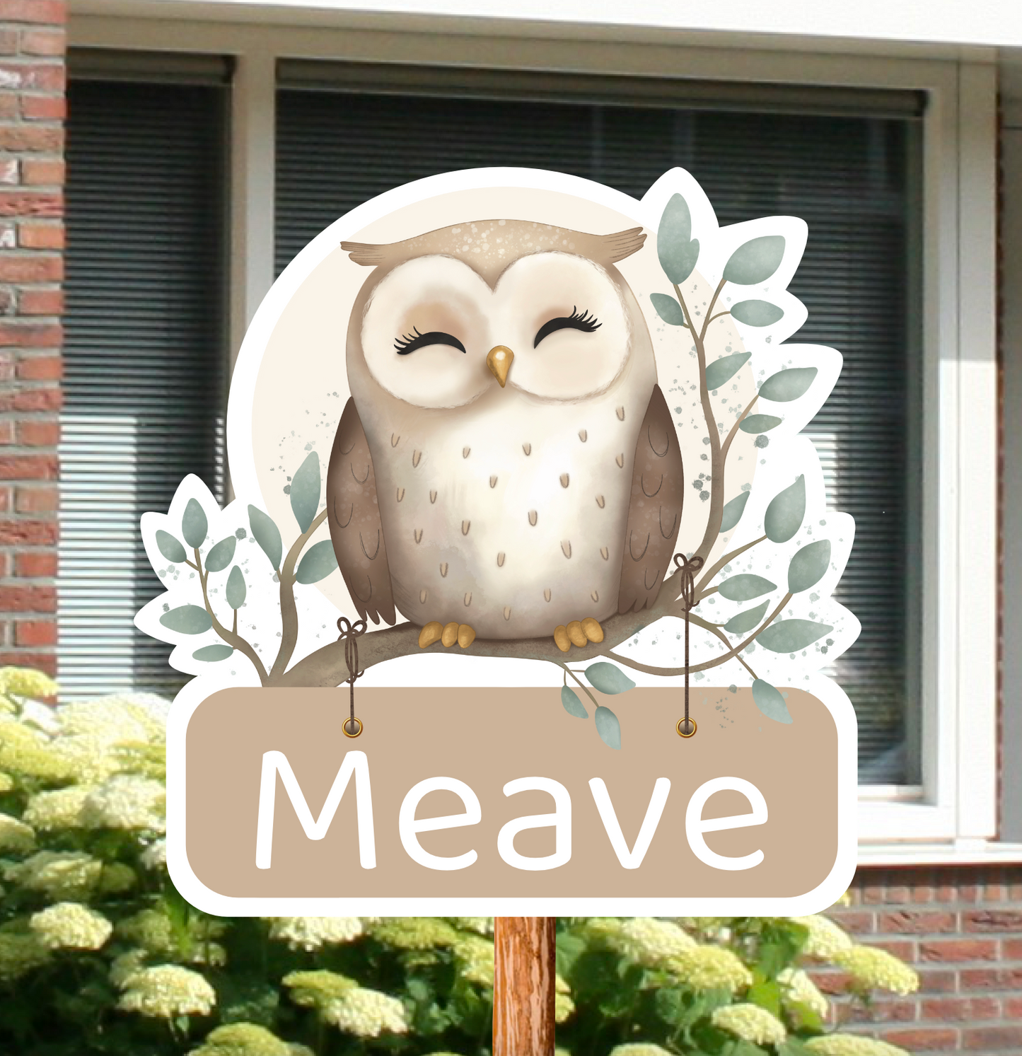 Geboortebord voor in de tuin met de afbeelding van een uil. Gepersonaliseerd met naam.