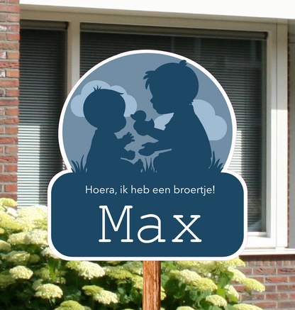 Geboortebord voor in de tuin met naam en de silhouetten van twee broertjes