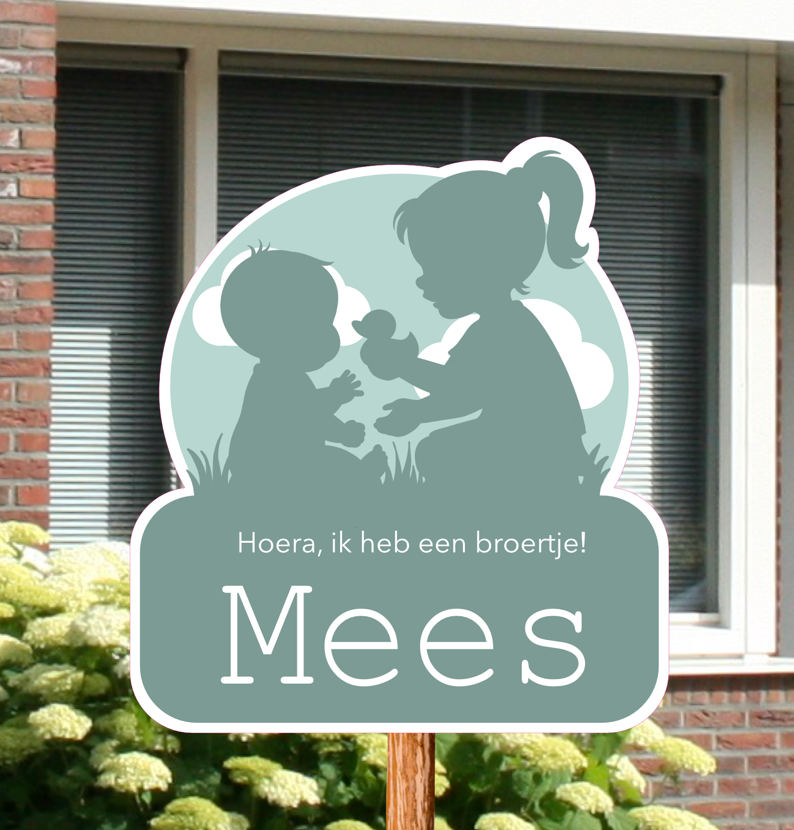 Geboortebord voor in de tuin met naam en de silhouetten van een zus met haar broertje