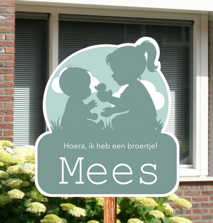 Geboortebord voor in de tuin met naam en de silhouetten van een zus met haar broertje