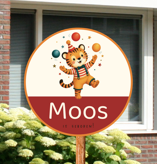 Rond geboortebord voor in de tuin gepersonaliseerd met naam en de afbeelding van een beer die jongleert.