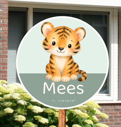 Rond geboortebord voor in de tuin, gepersonaliseerd met naam en de afbeelding van een schattig tijgertje