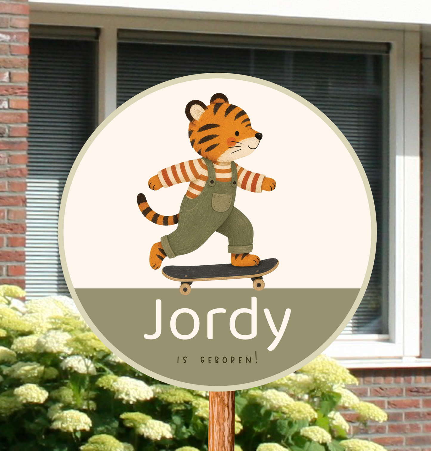 Rond geboortebord voor in de tuin met een schattige tijger op een skateboard en de naam. – Scandinavische illustratie.