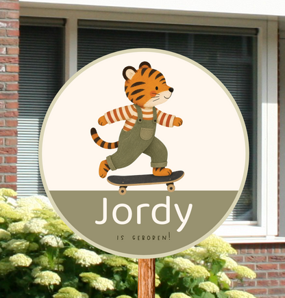 Rond geboortebord voor in de tuin met een schattige tijger op een skateboard en de naam. – Scandinavische illustratie.