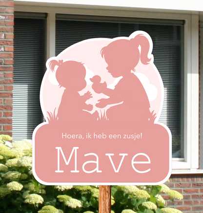 Geboortebord voor in de tuin met naam en de silhouetten van twee zusjes.